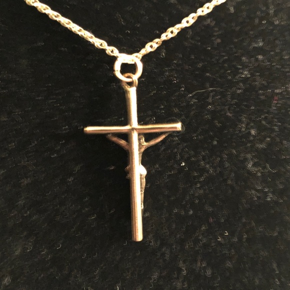 Elegant Gold Crucifix Pendant Necklace - Picture 4 of 7